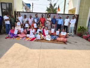 स्टार बिल्डरकाँन की जालसाजी और मनमानी के खिलाफ कॉलोनी के रह वासियों का फूटा गुस्सा….. धरना प्रदर्शन कर जताया विरोध….